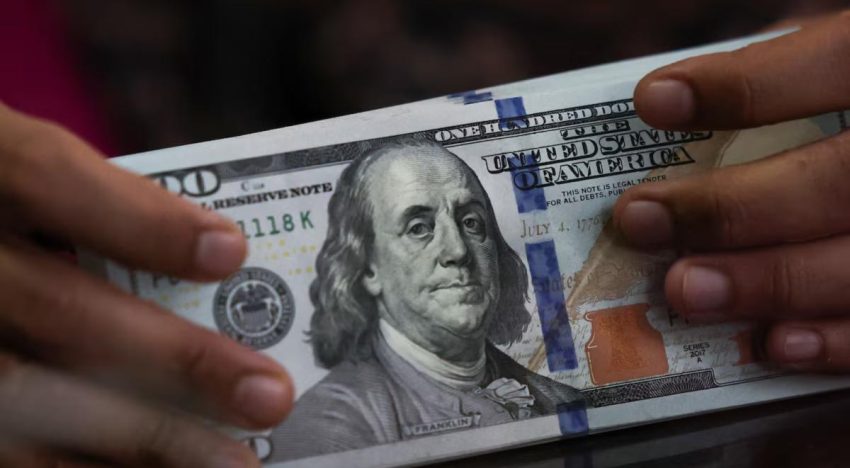 Dólar toca pico de un año por expectativas de tasas; yen sigue cerca de mínimos de 40 años