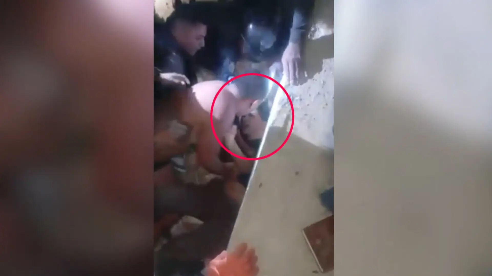 Milagro en Venezuela: los equipos de emergencia logran rescatar vivo a un joven atrapado bajo los escombros
