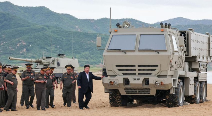 Kim Jong Un supervisa pruebas de nuevos sistemas de artillería y misiles en Corea del Norte