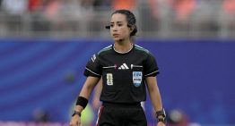 Con bandera en el uniforme, Katia García honra a México en su histórico arbitraje en el Mundial 2026
