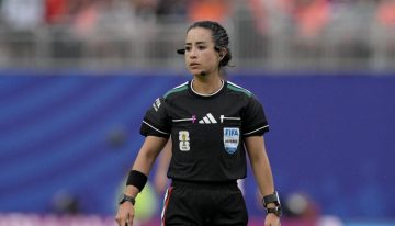 Con bandera en el uniforme, Katia García honra a México en su histórico arbitraje en el Mundial 2026