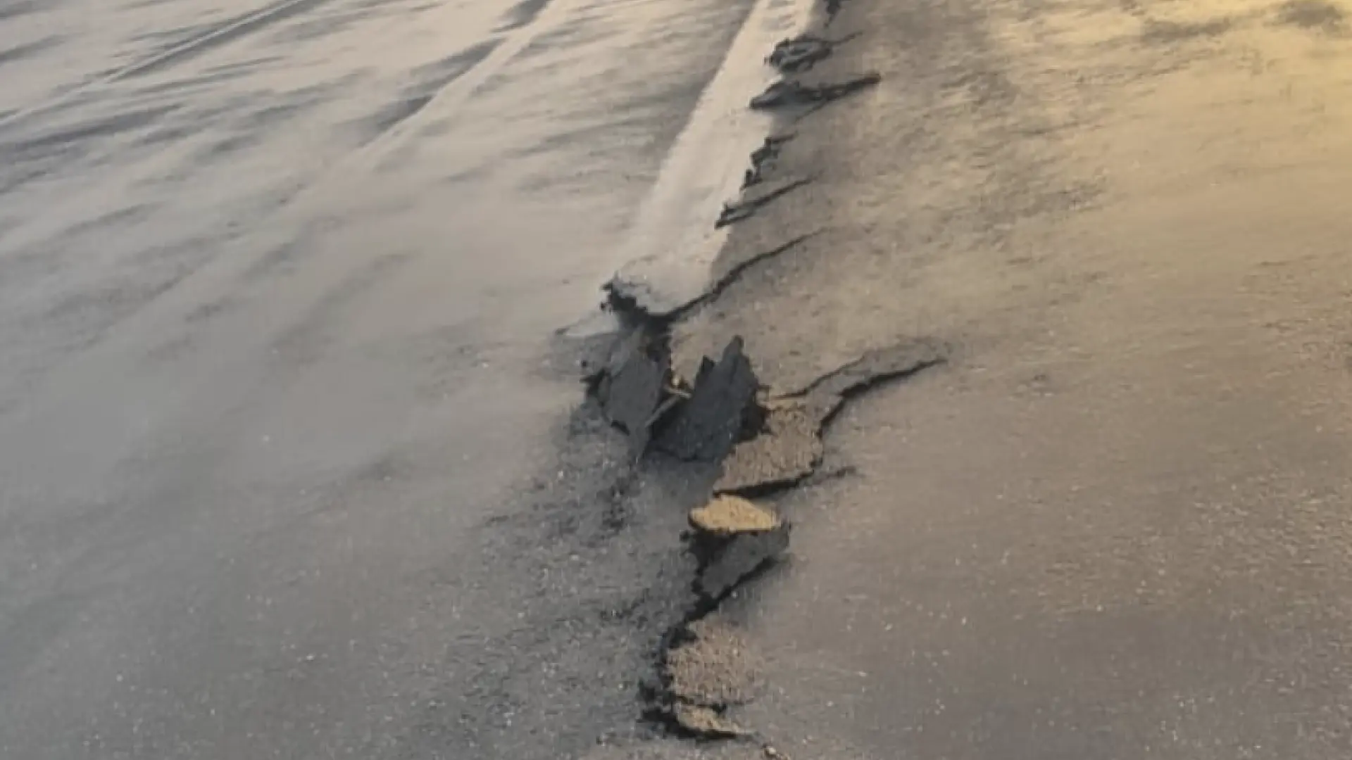 Grietas de varios metros: así quedaron las pistas del aeropuerto de Maiquetía tras los fuertes terremotos en Venezuela