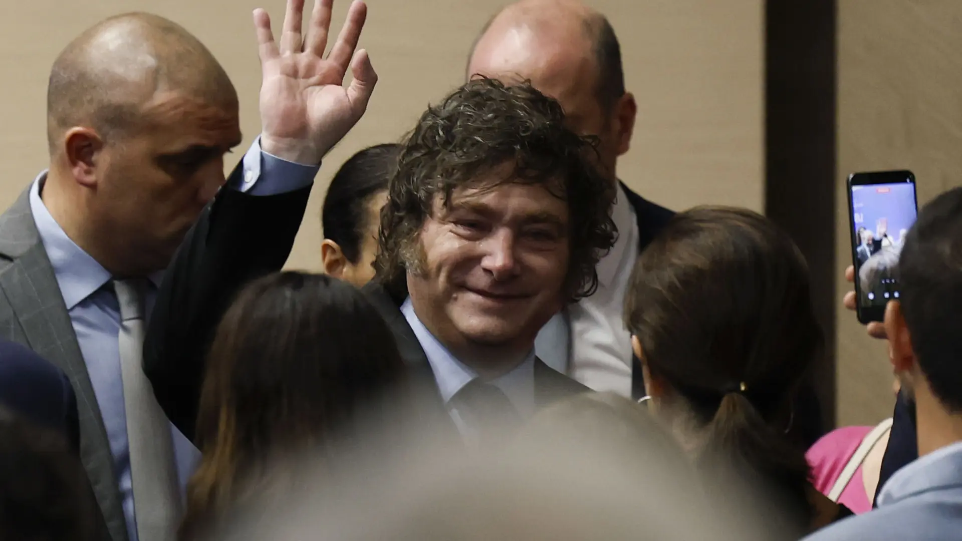 Milei carga contra Zapatero y asegura que a algunos políticos «se les escapan un millón y medio en joyas»