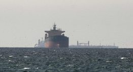 Petróleo se encamina a fuertes caídas semanales mientras buques salen del estrecho de Ormuz