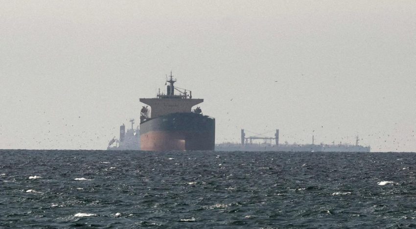 Petróleo se encamina a fuertes caídas semanales mientras buques salen del estrecho de Ormuz