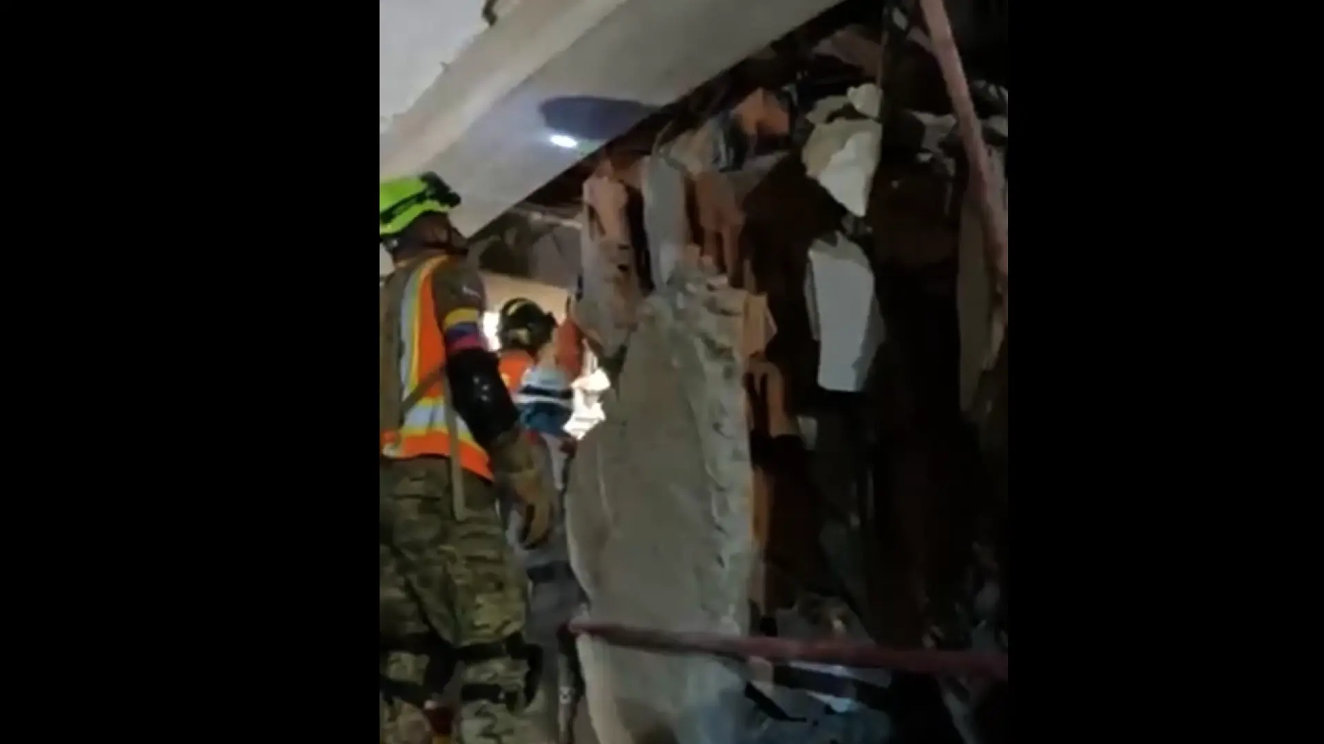 Horas críticas para salvar a Hernán, atrapado entre los escombros en Venezuela, al que dan agua con manguera para que aguante