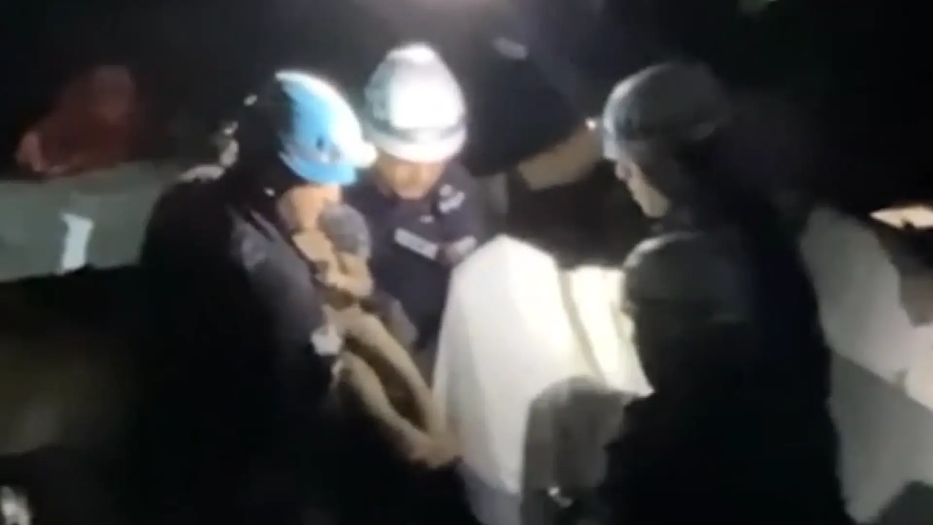 «Milagro en La Guaira»: rescatan a un niño de tres años tras seis días atrapado bajo los escombros por los terremotos en Venezuela
