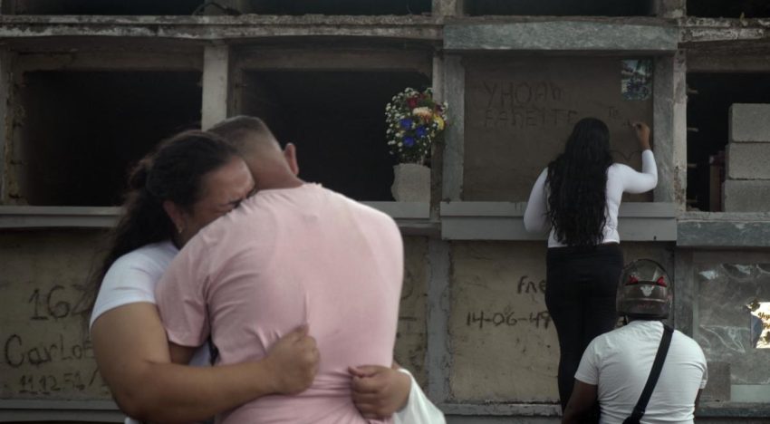 La falta de comida y techo agobia a los sobrevivientes de los sismos en Venezuela