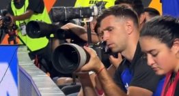 Dibu Martínez no atajó vs Honduras pero encontró algo para hacer: agarró una cámara de fotos y después elogió a Beltrán tras su debut