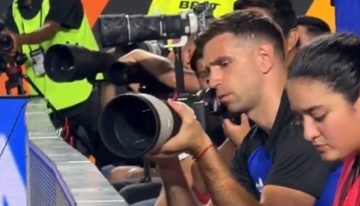 Dibu Martínez no atajó vs Honduras pero encontró algo para hacer: agarró una cámara de fotos y después elogió a Beltrán tras su debut