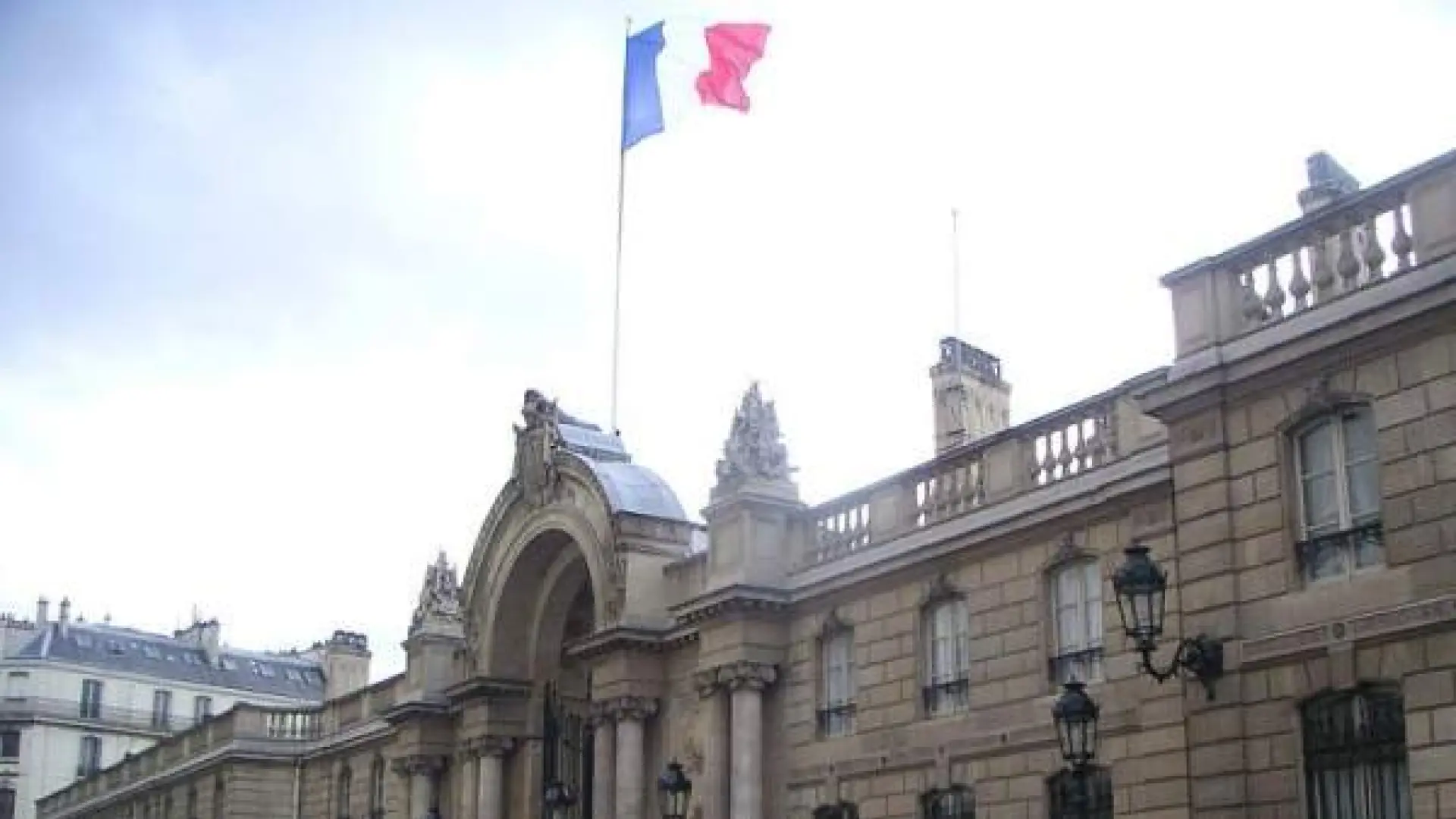 El Gobierno francés ordena la revisión de 70.000 denuncias de abuso infantil tras la muerte de niña de 11 años