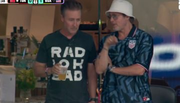 Estados Unidos se convirtió en «El club de la pelea»: Edward Norton y Brad Pitti estuvieron juntos en la platea en el duelo ante Turquía