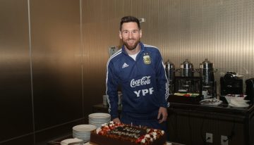 Messi cumple 39 años y lo festeja por quinta vez en un Mundial: la linda costumbre de soplar las velitas con la Selección desde el 2004