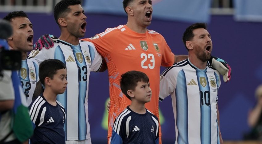 La emoción de la Scaloneta en el himno argentino: Lionel Messi lo gritó como nunca en su juego 200 con la Selección