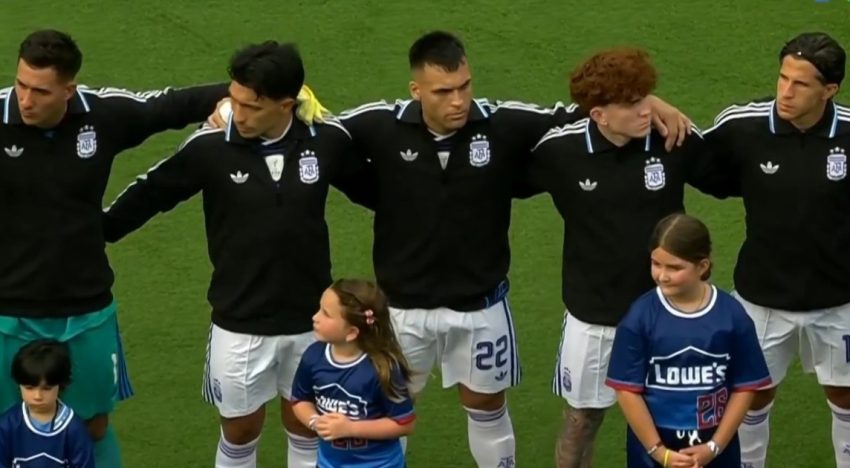 Momento insólito en Argentina vs Honduras: tenía que sonar el himno… pero se escuchó la intro de 'Bombón Asesino' de Los Palmeras