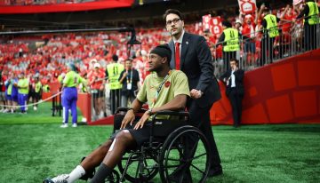 De la lesión más dolorosa del Mundial a un emotivo regreso: Ismael Koné acompañó a Canadá en silla de ruedas