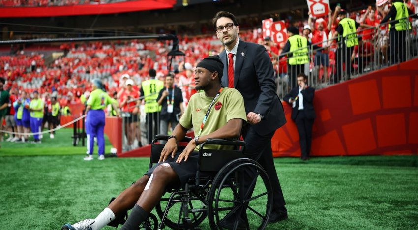 De la lesión más dolorosa del Mundial a un emotivo regreso: Ismael Koné acompañó a Canadá en silla de ruedas