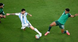 Comentarista mexicanos y españoles, enfurecidos con Messi tras su show en el Mundial 2026: dicen que tendría que haber sido echado y que juega “con fueros”