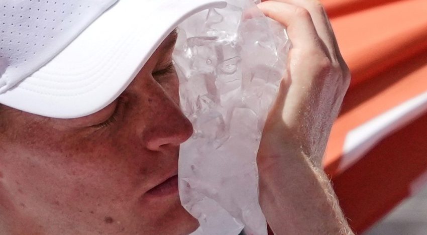 Jannik Sinner pasó por el hospital para saber qué le ocurrió tras su inesperada caída ante Juan Manuel Cerúndolo en Roland Garros