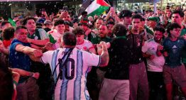 Golpes de puño y patadas voladoras: hinchas de Argentina y Argelia se enfrentaron en las calles de Nueva York