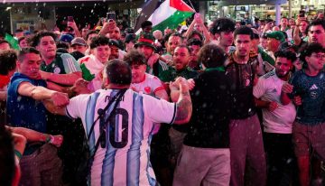 Golpes de puño y patadas voladoras: hinchas de Argentina y Argelia se enfrentaron en las calles de Nueva York