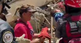 Equipos de rescate de EEUU y Venezuela salvan a madre y su bebé en La Guaira (VIDEO)