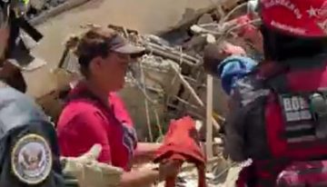 Equipos de rescate de EEUU y Venezuela salvan a madre y su bebé en La Guaira (VIDEO)