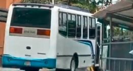Autobús de traslados llegó a El Rodeo I que coincidió con una audiencia del caso Pdvsa-Cripto (VIDEO)
