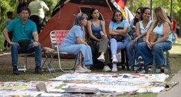Familiares de presos políticos denuncian intimidación para levantar vigilia cerca de embajada de EEUU en Caracas