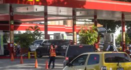 Caraqueños se abastecen de insumos básicos en mercados y de gasolina tras terremotos