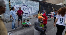 Las calles, el refugio de miles caraqueños tras los terremotos que sacudieron a Venezuela (Fotos)