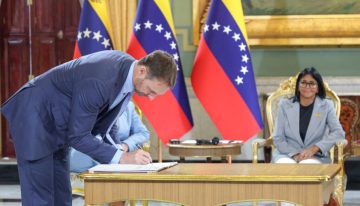 Delcy Rodríguez firmó acuerdos con Shell para explotar millonario campo gasífero