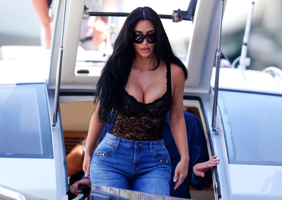 Kim Kardashian acaparó todas las miradas con un sensual y atrevido look (FOTOS)
