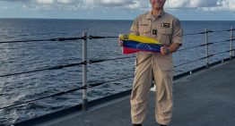 Una venezolana, miembro de la Marina de EEUU, llegó con el USS Fort Lauderdale para apoyar las labores de rescate