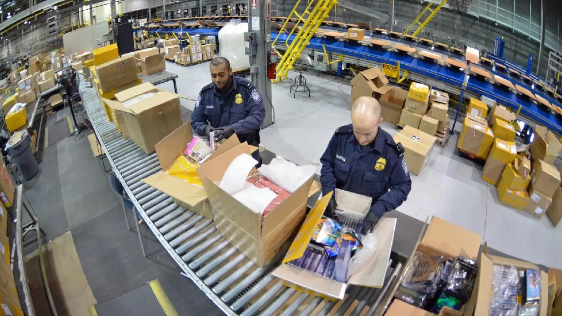 Trump elimina las protecciones laborales de 8.000 empleados federales para facilitar su despido