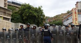 PNB impidió que familias se acercaran a El Helicoide para exigir respuestas sobre traslados (VIDEO)