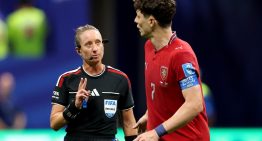 Tori Penso, la primera mujer en dirigir un partido del Mundial 2026, que no deja de hacer historia