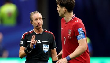 Tori Penso, la primera mujer en dirigir un partido del Mundial 2026, que no deja de hacer historia