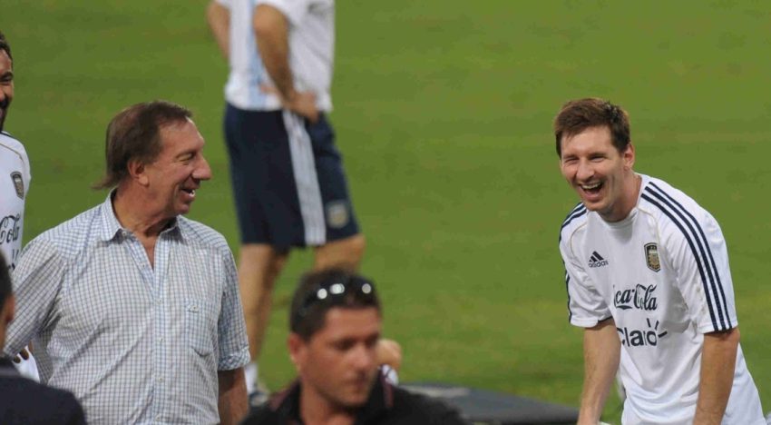 El hermano de Bilardo reveló cómo vive el Mundial de la Selección Argentina el DT campeón en el '86: «Lo mira a Messi y se ríe»