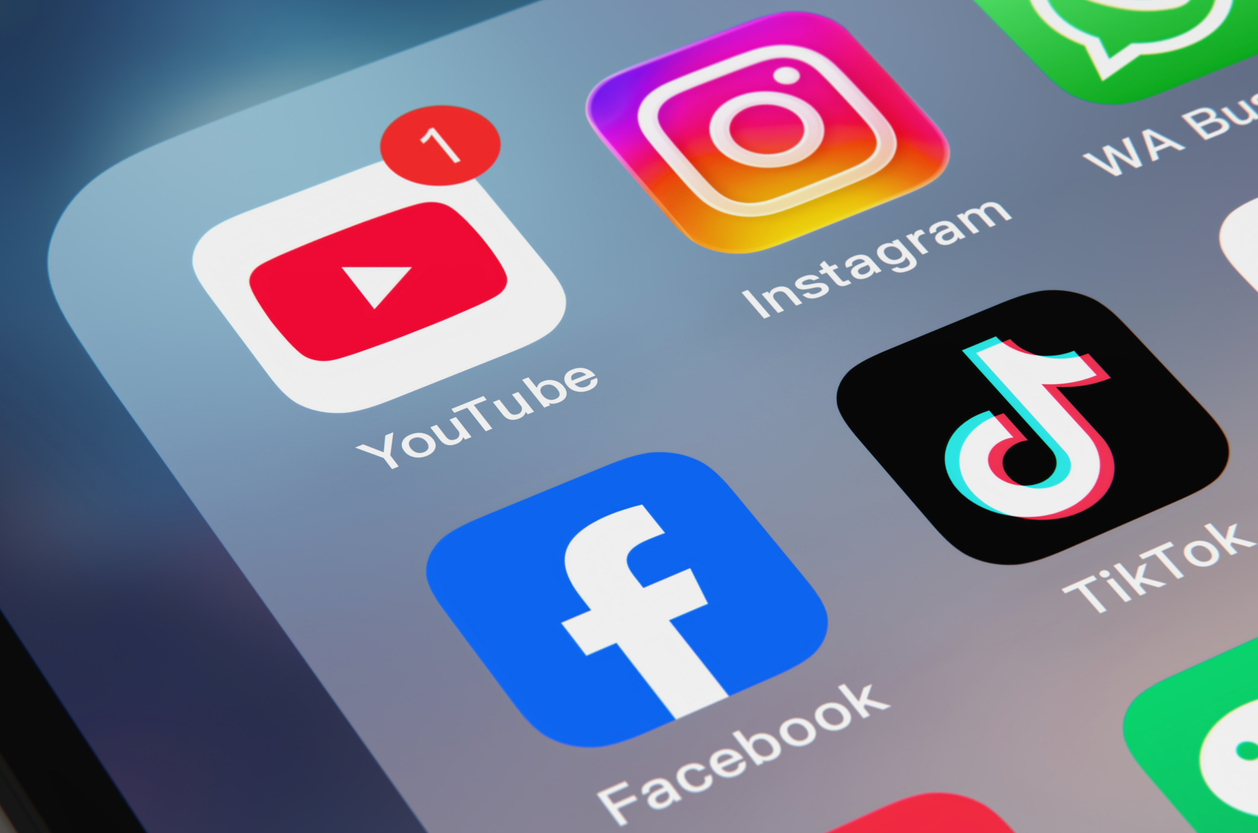 CDATA[
Francia se suma a la lista de países que buscan prohibir el uso de celulares en las escuelas y restringir el acceso a redes sociales para menores de 15 años. A pesar de contar desde 2018 con una medida que prohíbe el uso de celulares desde preescolar hasta secundaria, el gobierno de Emmanuel Macron prevé que el próximo 1 de septiembre entre en vigor una legislación más restrictiva. También se contempla la restricción del acceso a redes sociales para menores de 15 años, iniciativa que ya fue aprobada por la Asamblea Nacional en enero pasado. Estas propuestas no son exclusivas de Francia . A nivel internacional, Reino Unido, España, Dinamarca e incluso México han impulsado medidas para regular el uso de celulares y redes sociales entre niños y adolescentes.
Australia, el primer país en prohibir redes sociales a menores
En 2024, el primer ministro Anthony Albanese señaló que su gobierno presentaría una medida para regular el acceso de menores a redes sociales. Al siguiente año, se aprobó el que menores de 16 años no podrían tener acceso a redes sociales como Instagram, Facebook y TikTok. Las empresas que permitan el acceso a usuarios por debajo de esa edad podrían enfrentar multas de hasta 49.5 millones de dólares australianos (33 millones de dólares estadounidenses).
Reino Unido busca limitar el poder de los gigantes tecnológicos
El pasado 15 de junio, el primer ministro del Reino Unido , Keir Starmer, anunció que se impulsará la prohibición del uso de redes sociales para menores de 16 años. Entre las plataformas que enfrentarían mayores restricciones se encuentran TikTok, Instagram, YouTube, Facebook y X. En contraste, los servicios de mensajería como WhatsApp, Telegram y Signal quedarían excluidos de estas medidas. Las propuestas también incluyen toques de queda nocturnos y pausas obligatorias en las plataformas para evitar el consumo excesivo de contenido. Además, se plantea establecer una edad mínima de 18 años para acceder a servicios de inteligencia artificial. La secretaria de Tecnología del Reino Unido, Elizabeth Kendall, señaló que estas restricciones buscan quitarles poder “a los gigantes tecnológicos y devolverlo a los padres”.
España apuesta por una regulación más estricta
![