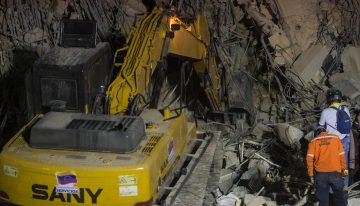 Helicópteros y excavadoras transforman las labores de búsqueda en medio de la tragedia