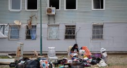 Dos baños y cientos de personas: la dura realidad de un campamento improvisado para sobrevivientes de los terremotos
