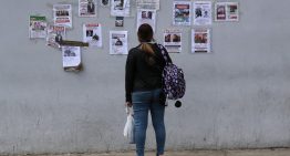 Delcy empezó a prometer casas cuando todavía buscan sobrevivientes entre los escombros