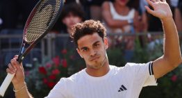 Ni un violentísimo pelotazo en la cara frenó a Francisco Cerúndolo en Queen’s: venció a Arthur Fery y se metió en semifinales en Londres