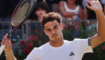 Ni un violentísimo pelotazo en la cara frenó a Francisco Cerúndolo en Queen’s: venció a Arthur Fery y se metió en semifinales en Londres