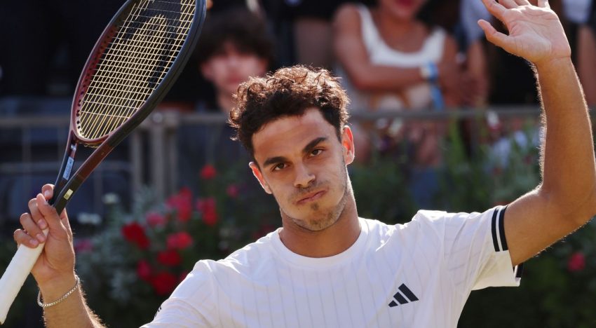 Ni un violentísimo pelotazo en la cara frenó a Francisco Cerúndolo en Queen’s: venció a Arthur Fery y se metió en semifinales en Londres