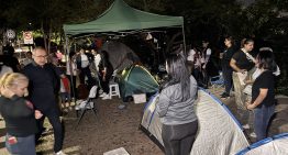 Las impactantes IMÁGENES de la cuarta noche de vigilia frente a la Embajada de EEUU en Caracas