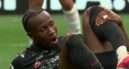 Una imagen que generó dolor en Canadá vs Qatar por la grave lesión de Ismaël Koné: le quedó la pierna trabada con un rival