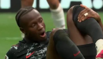 Una imagen que generó dolor en Canadá vs Qatar por la grave lesión de Ismaël Koné: le quedó la pierna trabada con un rival