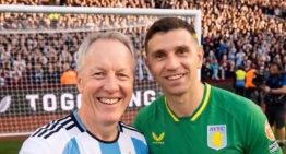 El Embajador británico se puso la camiseta argentina para un video previo al Mundial y se hizo viral